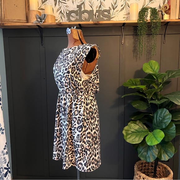 Alice + Olivia Shellie Leopard Open back dress size medium - Picture 3 of 9